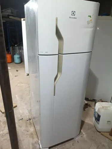 Vendo geladeira Electrolux duas portas 300 litros degelo funcionando