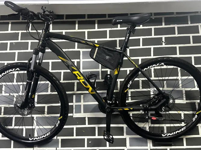 BICICLETA MTB ALUMINIO AKRON PRETA/ AMARELA ARO 29 TAMANHO 21k