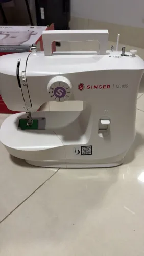 Máquina de costura domestica reta singer