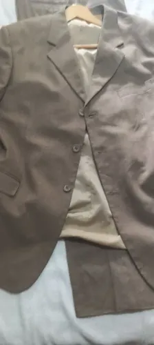 Terno  de excelente qualidade, tecido constituído de linho e modal, 