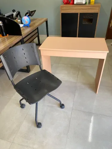 Mesa de Escritório e cadeira escritório