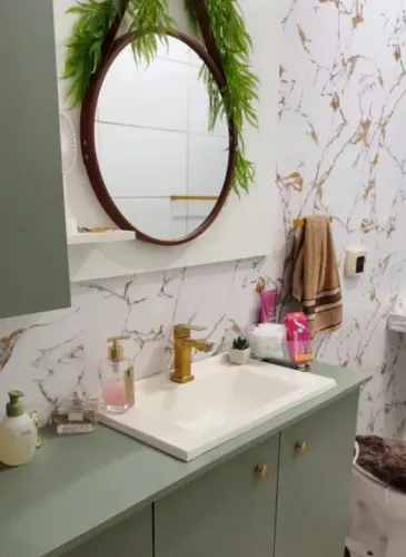 Papel de parede marmorizado branco com detalhes dourado