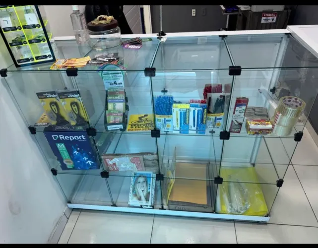 Vitrine em vidro com rodas