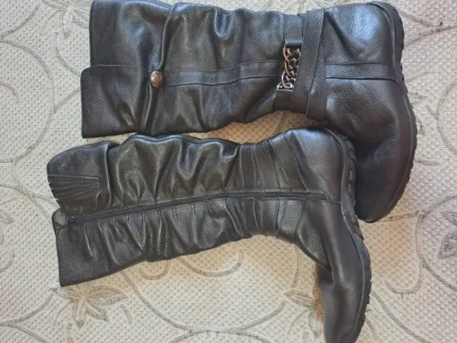 Linda Bota Cano Alto da Famosa e Elegante Marca Orcade Preta em Couro Praticamente Nova