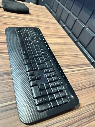 TECLADO SEM FIO MICROSOFT perfeito! NÃO tem mouse