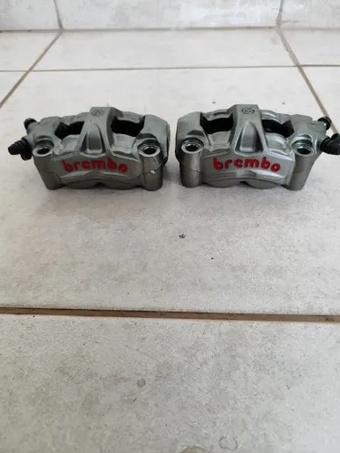 Pinças de freio (dianteira e traseira) BREMBO KTM Super Duke GT 2017