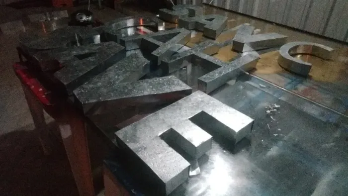 Letras-caixas em 2D - 3D em Acrílico - Acm - Pvc - Zinco - Aço - Inox - Comunicação Visua 
