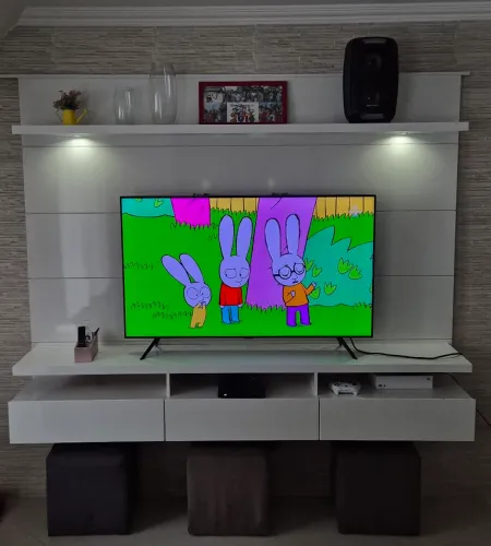 Painel para TV branco com 3 gaveta com luz de Lead