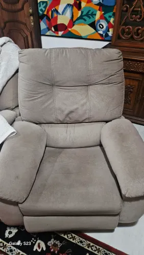 1 poltrona antílope reclináveis na cor cinza. 