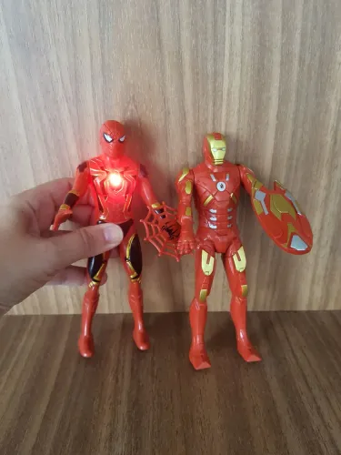 Super Herois Homem Aranha e Homem de ferro que acende luz