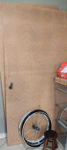 Vendo 2 painéis perfurados com ganchos