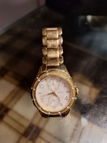 Relógio Feminino Guess Siren dourado com pedras brilhantes