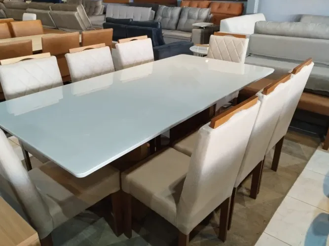 Mesa de Jantar Elegante com Cadeiras de Madeira