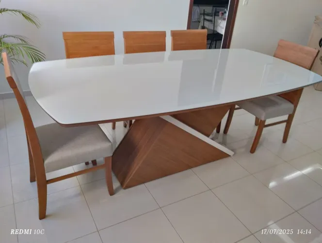 Mesa toda na madeira a pronta entrega