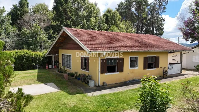 Casa com Ampla Área de Terreno Plano à Venda na Região da Abernéssia - Campos do Jordão/SP