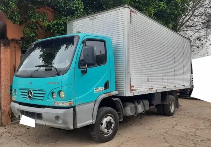 MB Accelo 715 C ano 2003 com baú