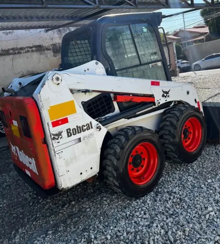 Mini Carregadeira Bobcat S450 cabinada 