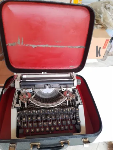 Maquina de Escrever antiga Suiça original.