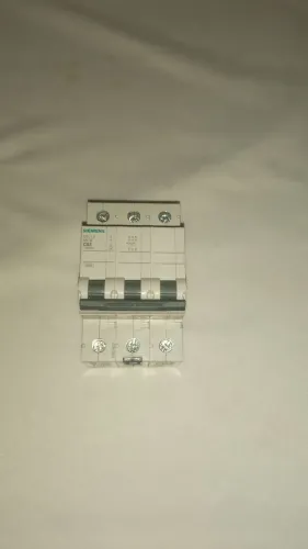 Disjuntor Siemens tricolor.