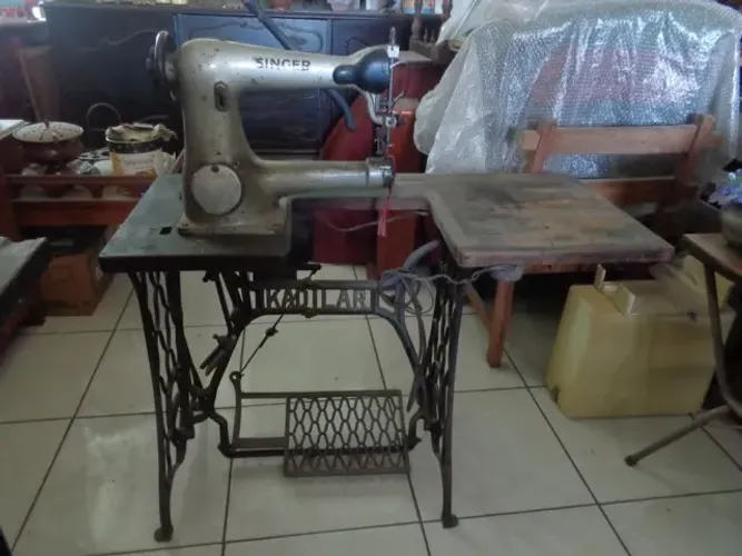 maquina sapateiro antiga funcionando ano de 1952