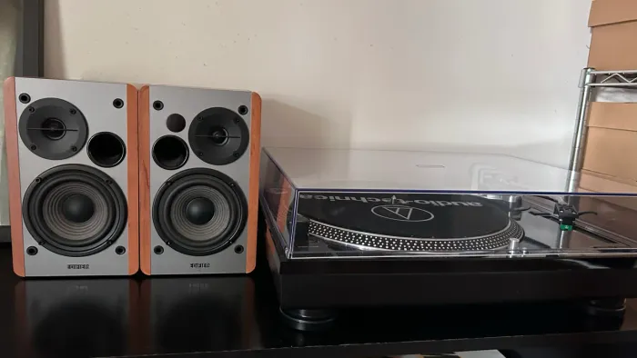 Kit toca discos Audio Technica AT-LP120USB + Caixa de Som Bluetooth Edifier R1280DB 42W,