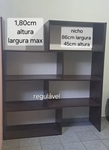 Estante de madeira com nichos e prateleiras reguláveis