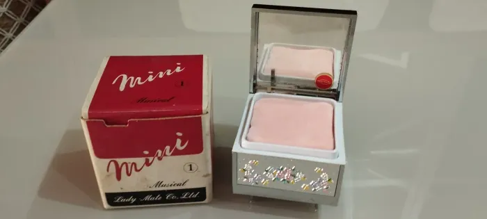 Caixa musical para pó compacto japonês vintage