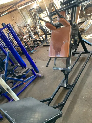 Aparelho de Hack Squat - Academia