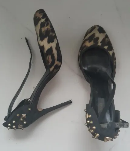 Sandálias de Salto Animal Print com Spikes