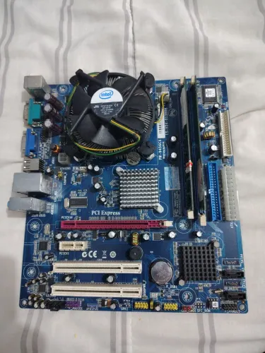 Placa mãe ddr 2 com 4 GB de ram com processador e cooler 