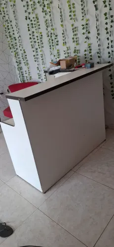 Balcão de recepção em MDF branco
