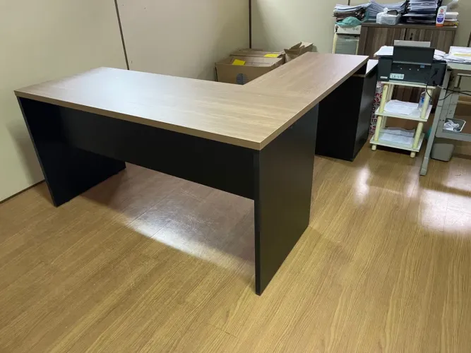 MESA ESCRITORIO EM L COM GAVETEIRO FIXO - LOJA IKONMIXOFFICE