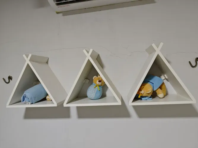 Nichos de madeira decorativos para parede de quarto infantil 