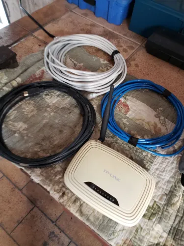 Roteador tp link com cabo de rede e cabo hdmi