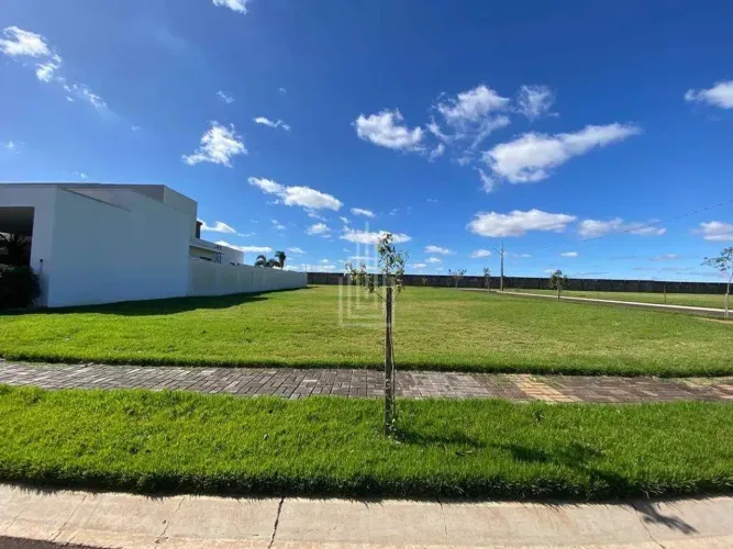 Terreno de esquina à venda no Condomínio Reserva Iguaçu em Foz do Iguaçu