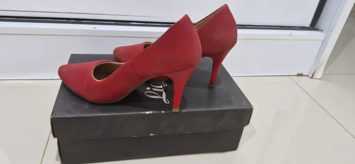 Scarpin de salto alto vermelho