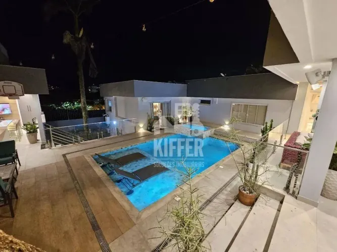 Casa de Alto Padrão com 3 Suítes e Piscina Aquecida em São Francisco