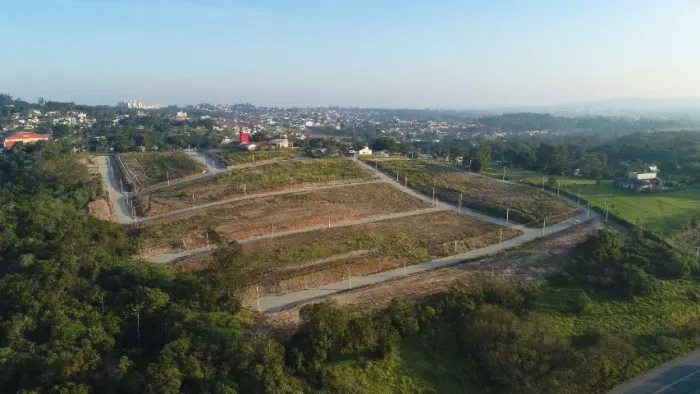 Terreno localizado a APENAS 3,5km do centro de Criciúma aceita carro ÓTIMO CUSTO BENEFÍCIO