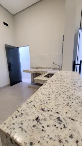 Bairro Maracanã. Imponente casa com 3 quartos. Arquitetura moderna . Quintal amplo