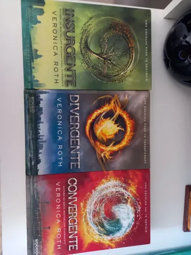 Livros Coleção Convergente, Insurgente e Divergente- Veronica Roth