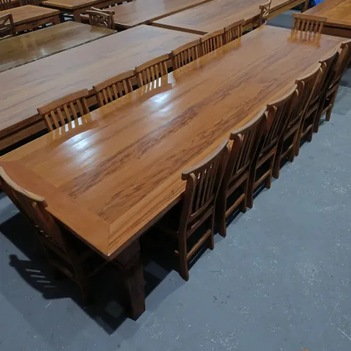 Mesa de madeira $ 3.50x1.10 com 14 cadeiras tudo em Peroba Rosa $ 11.000,00 entregamos