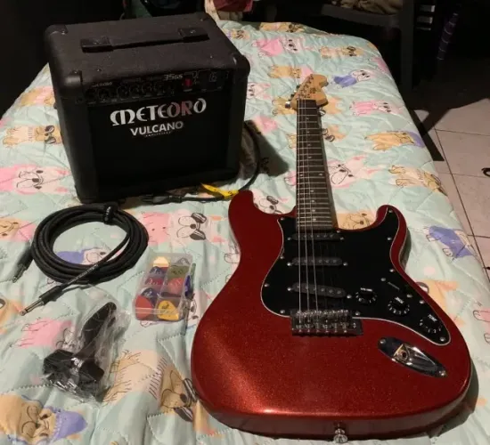 Kit Guitarra Konig Stratocaster + Amplificador Meteoro 35W + Suporte de Parede + Acessório