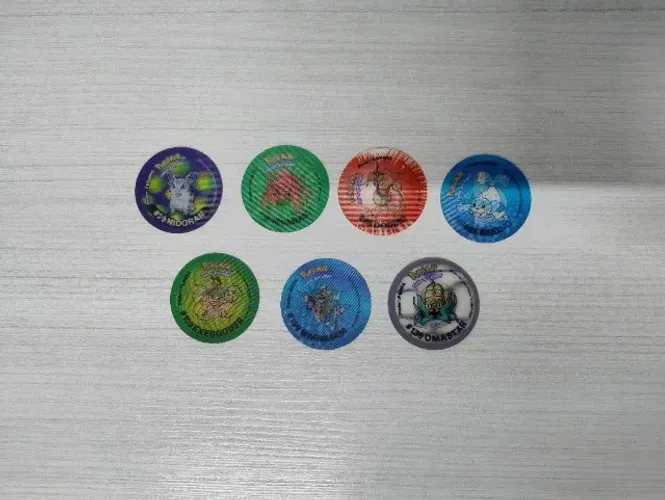 Tazos pokémon redondo holográfico para completar sua coleção (variam de 20 a 40 reais)