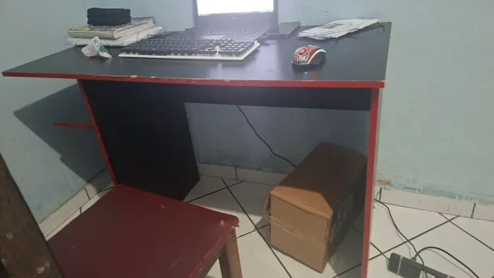VENDO MESA GAMER (COM ALGUNS ARRANHADOS)