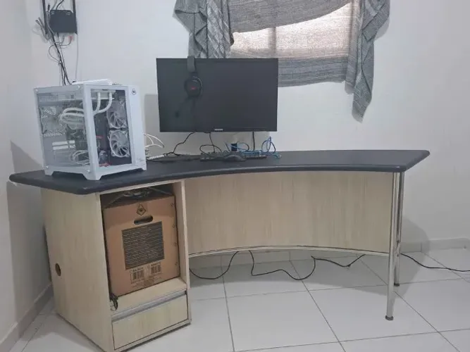 Mesa Escritório Reforçada com Espaço de sobra