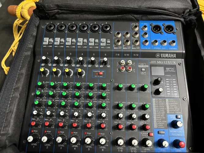 Mesa De Som Yamaha Mg12xuk - Console Analógica 12 Canais 127/220v Estado de nova