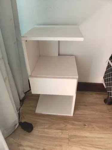 Mesinha cabeceira em S com gaveta para decoração branco