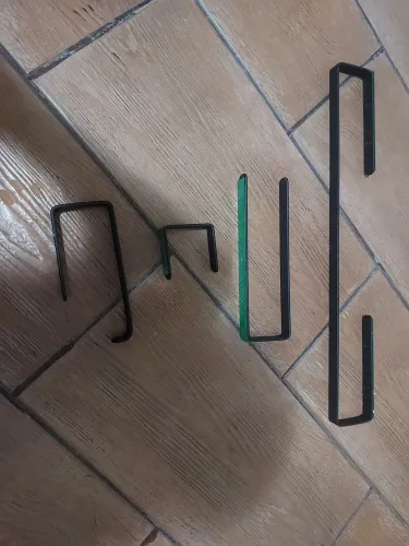 4 suportes para banheiro com fita 3m para fixação em azulejo. Um deles não tem a fita