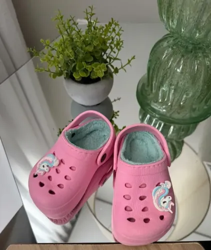Calçado rosa com unicornio forrado por dentro - Europa 20/21 - Brasil 22/23