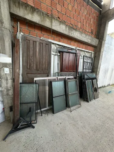 Vendo lote portão porta e janela